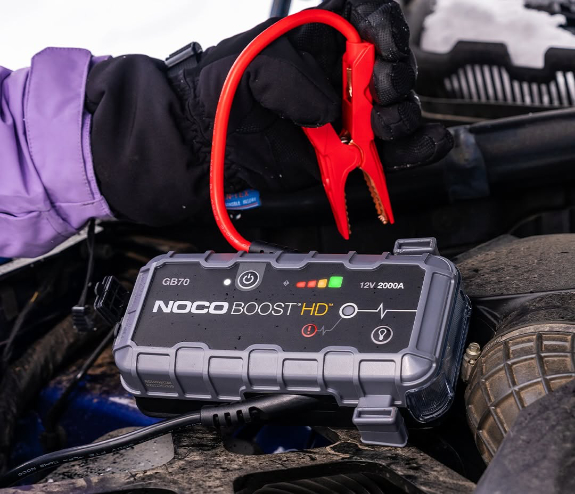 Descubra o booster de arranque NOCO GB70, uma solução prática para ajudar a arrancar veículos com a bateria descarregada.